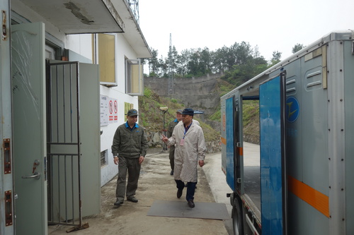 潘文生:检查组正在检查炸药成品库(图1).jpg 潘文生:检查组正在检查炸药成品库(图1).jpg