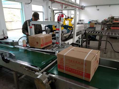 钟强光:机修人员对乳化二车间成品输送皮带进行技术改装.jpg 钟强光:机修人员对乳化二车间成品输送皮带进行技术改装.jpg