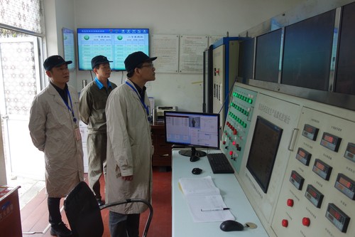 潘文生:检查组正在查看乳化炸药生产线监控室.jpg 潘文生:检查组正在查看乳化炸药生产线监控室.jpg