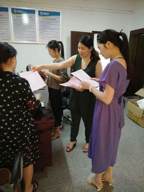 移风易俗倡议书发放.jpg 移风易俗倡议书发放.jpg