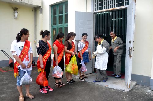 陈宏金:永春分公司女工协管员车间一线送清凉活动。.jpg 陈宏金:永春分公司女工协管员车间一线送清凉活动。.jpg