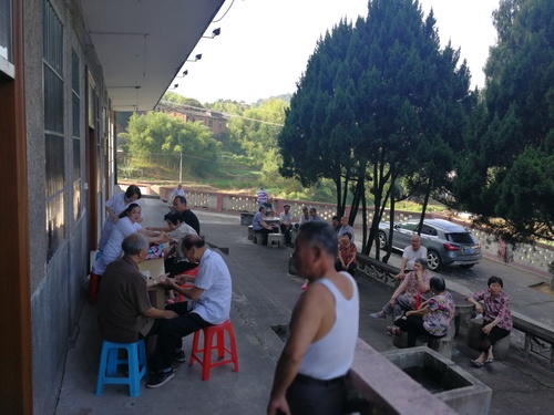 主动作为 服务离退休职工2.jpg 主动作为 服务离退休职工2.jpg