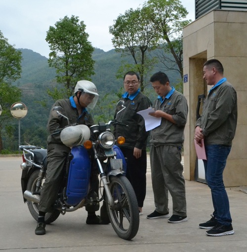 邓义桢:龙岩分公司组织安环部、办公室、党群室及运输车队对职工上下班期间的驾驶行为进行现场检查11.jpg 邓义桢:龙岩分公司组织安环部、办公室、党群室及运输车队对职工上下班期间的驾驶行为进行现场检查11.jpg