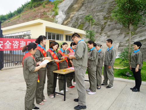 叶莉:“安全生产月”宣传咨询日活动现场2.jpg 叶莉:“安全生产月”宣传咨询日活动现场2.jpg