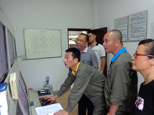 潘文生:检查组正在检查总库监控室.jpg 潘文生:检查组正在检查总库监控室.jpg