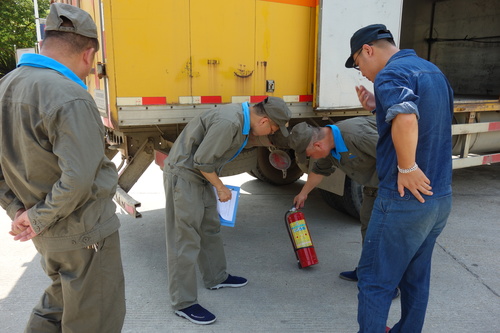 检查车载灭火器的有效性.jpg 检查车载灭火器的有效性.jpg