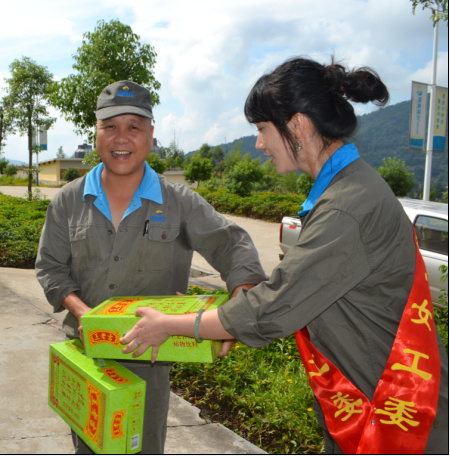 张力燕:龙岩分公司女工委开展“送清凉保安全”主题活动2.jpg 张力燕:龙岩分公司女工委开展“送清凉保安全”主题活动2.jpg