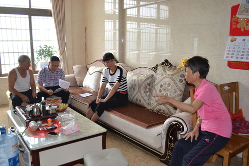 苏艳丽:龙岩分公司总经理陈志华、党委书记工会主席熊林辉看望慰问困难职工黄春华的妻子.jpg 苏艳丽:龙岩分公司总经理陈志华、党委书记工会主席熊林辉看望慰问困难职工黄春华的妻子.jpg