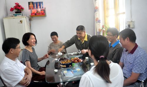 陈宏金:海科公司财务总监于钦华一行到永春分公司慰问困难职工。.jpg 陈宏金:海科公司财务总监于钦华一行到永春分公司慰问困难职工。.jpg