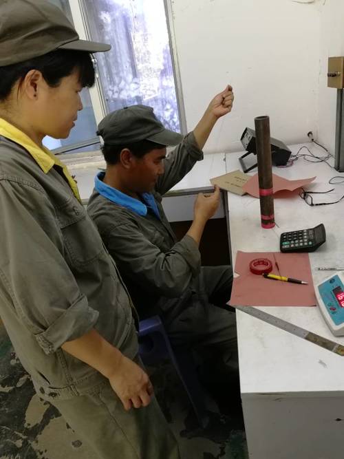 图为技术人员对该批试验品进行试爆检测.jpg 图为技术人员对该批试验品进行试爆检测.jpg