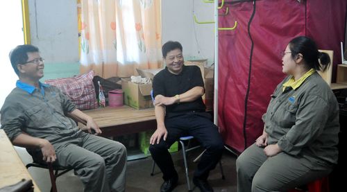 陈宏金:公司张贤锋副总慰问永春分公司困难职工吴玲玲。.jpg 陈宏金:公司张贤锋副总慰问永春分公司困难职工吴玲玲。.jpg