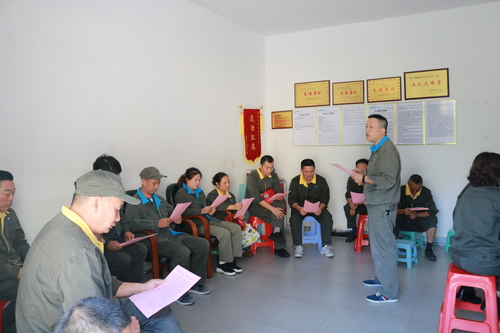 郭芳萍:安环部人员深入生产一线,发放“交通安全宣传月”宣传材料.jpg 郭芳萍:安环部人员深入生产一线,发放“交通安全宣传月”宣传材料.jpg