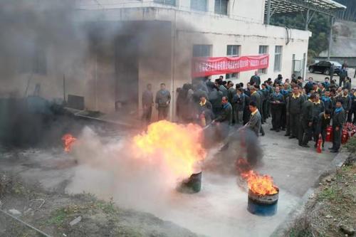 郭芳萍:龙岩分公司开展“消防宣传月”灭火演练.jpg 郭芳萍:龙岩分公司开展“消防宣传月”灭火演练.jpg