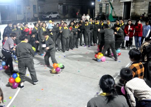 陈宏金：图为永春分公司踩汽球游戏现场。.jpg