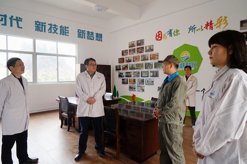 叶莉:海峡科化公司党委书记、董事长吴彩洪参观龙岩分公司电气自动化“技能大师”创新工作室2.jpg 叶莉:海峡科化公司党委书记、董事长吴彩洪参观龙岩分公司电气自动化“技能大师”创新工作室2.jpg