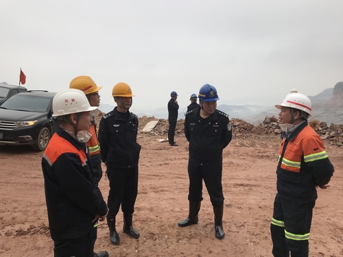 张朝峰-龙岩市公安局枪爆大队大队长陈忠阳一行到富兴建设上杭分公司调研数码电子雷管使用情况2.jpg 张朝峰-龙岩市公安局枪爆大队大队长陈忠阳一行到富兴建设上杭分公司调研数码电子雷管使用情况2.jpg