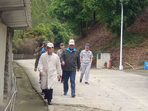 颜总在田螺形库区检查安全.jpg 颜总在田螺形库区检查安全.jpg