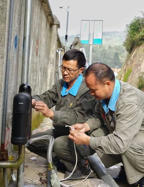 钟强光1:龙岩分公司“监控安装队”.jpg 钟强光1:龙岩分公司“监控安装队”.jpg