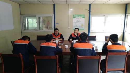 听取项目部汇报.jpg 听取项目部汇报.jpg