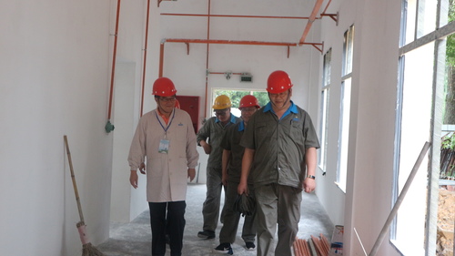 公司党委书记吴彩洪到永春分公司起爆药技改工房视察工程进度.jpg 公司党委书记吴彩洪到永春分公司起爆药技改工房视察工程进度.jpg