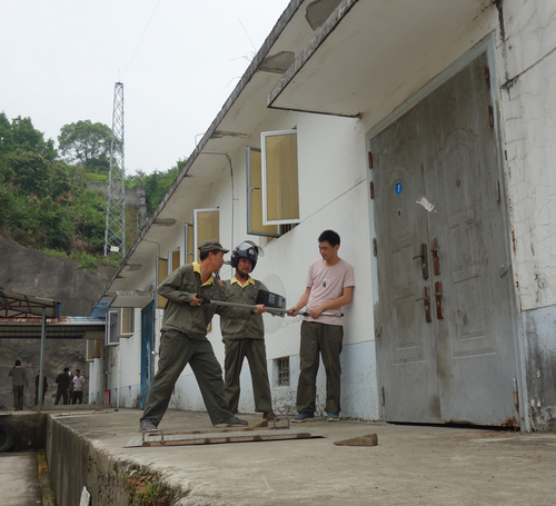 图2:总库人员正在驱离不法分子.jpg 图2:总库人员正在驱离不法分子.jpg