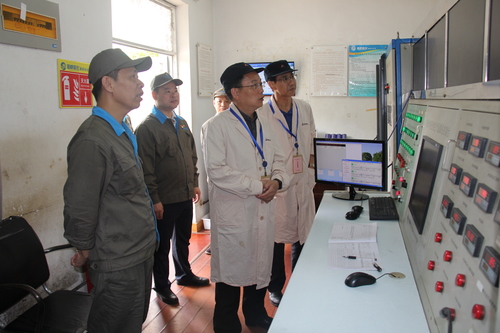 图为颜建议一行查看分公司乳化车间视频监控录像.jpg