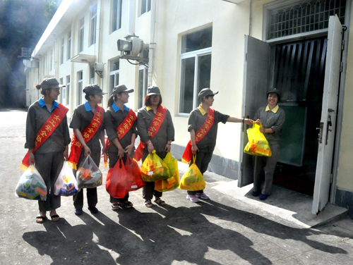 陈宏金:永春分公司女工协管员到生产一线送清凉。.jpg 陈宏金:永春分公司女工协管员到生产一线送清凉。.jpg