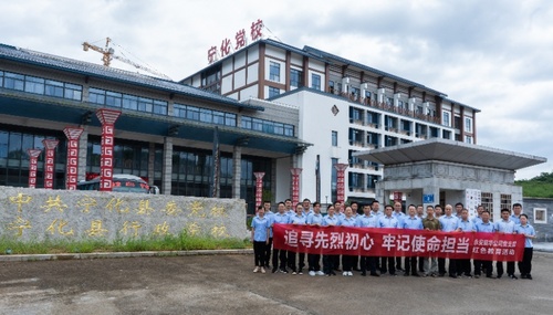 在宁化党校门口与授课教师张林诚合影留念.jpg 在宁化党校门口与授课教师张林诚合影留念.jpg