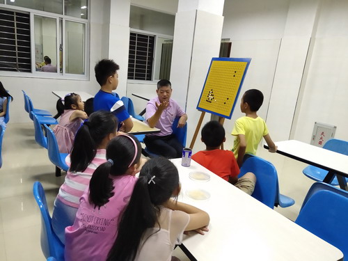 刘敏 付书记义务教授孩子们围棋知识_调整大小.jpg