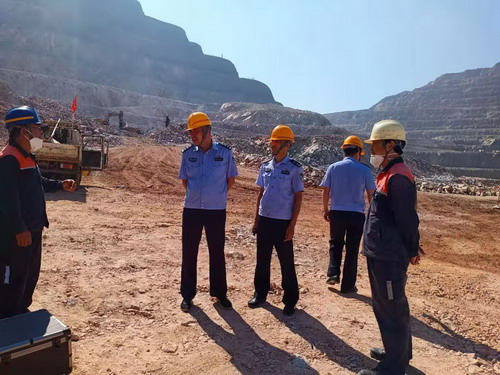 罗晓恒-上杭县公安局副局长袁建阳到紫金山矿区安全检查_调整大小.jpg