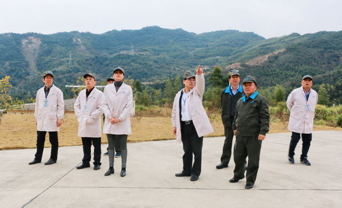 吴瑶:董飞龙总经理直奔边坡拟治理项目现场_调整大小.jpg 吴瑶:董飞龙总经理直奔边坡拟治理项目现场_调整大小.jpg