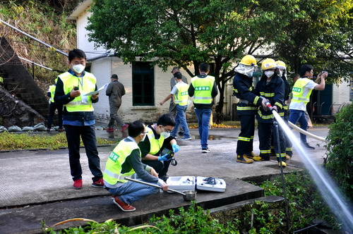 (采用）陈玉丽 参演人员各施其职开展应急救援_调整大小.JPG