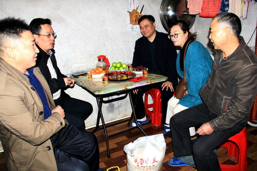 (采用)陈宏金:公司党委副书记、总经理颜建议对福安分公司困难职工进行“一对一”帮扶慰问1_调整大小.jpg (采用)陈宏金:公司党委副书记、总经理颜建议对福安分公司困难职工进行“一对一”帮扶慰问1_调整大小.jpg