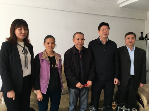 苏艳丽:省机电控股公司党委委员、纪委书记林心銮一行到龙岩分公司慰问困难职工_调整大小.jpg 苏艳丽:省机电控股公司党委委员、纪委书记林心銮一行到龙岩分公司慰问困难职工_调整大小.jpg