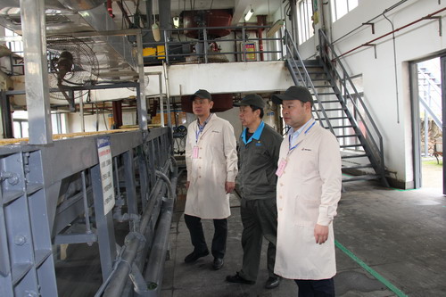 图为祁忠清实地查看分公司各工序现场 (2)_调整大小.JPG