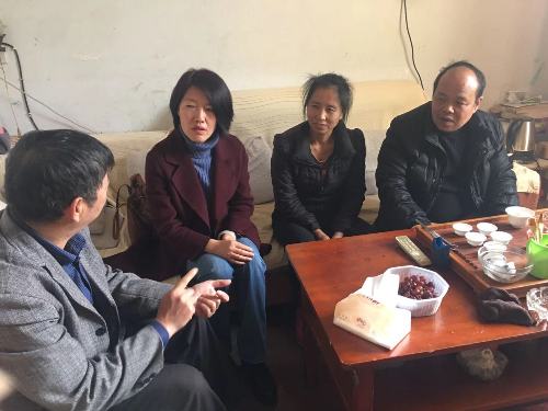 黄雪娇 于总监国慰问困难职工.jpg