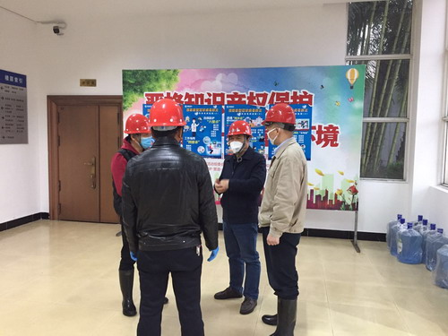 图为：海科党委委员、副总经理张贤锋检查指导疫情防控工作现场（拍摄者彭华）_调整大小.jpg