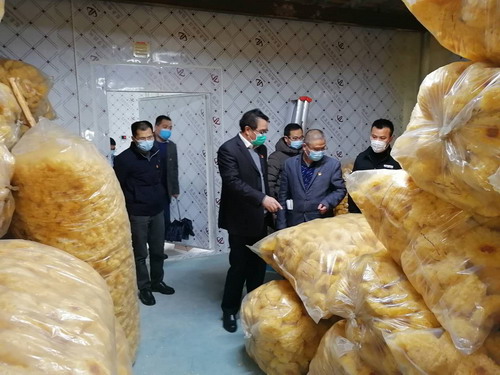 黄春生 海科永春 海峡科化公司党委书记、董事长吴彩洪一行看望慰问驻山头顶村第一书记黄春生1_调整大小.jpg 黄春生 海科永春 海峡科化公司党委书记、董事长吴彩洪一行看望慰问驻山头顶村第一书记黄春生1_调整大小.jpg