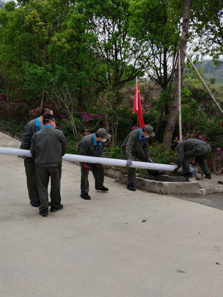 (采用)吴艺涵:龙岩分公司机修车间齐力抢修路灯_调整大小.jpg (采用)吴艺涵:龙岩分公司机修车间齐力抢修路灯_调整大小.jpg