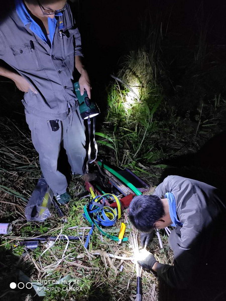 钟强光:龙岩分公司机修车间连夜抢修库区监控系统_调整大小.jpg 钟强光:龙岩分公司机修车间连夜抢修库区监控系统_调整大小.jpg