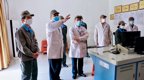 （采用）吴瑶：黎明春一行到龙岩分公司车间中控室查看车间生产现场_调整大小.jpg