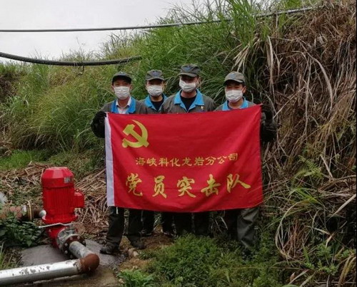 党员突击队_调整大小.jpg 党员突击队_调整大小.jpg