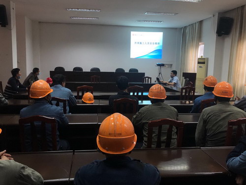图为：外来单位施工人员培训现场（拍摄者吴燕花）_调整大小.JPG