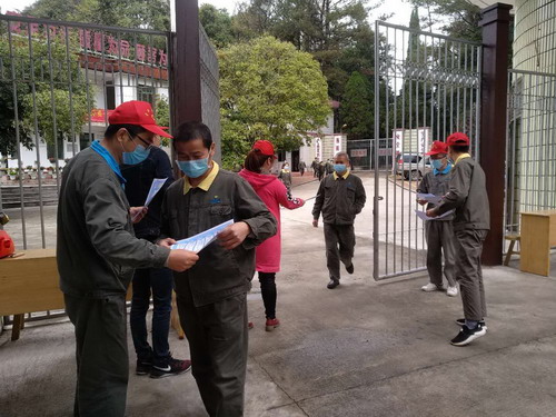 (采用）陈玉丽 当好“宣传员”青年志愿者在厂区门口发放宣传单_调整大小.jpg