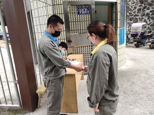 （采用）刘敏 当好“守门员”青年志愿者小刘、小潘为上班职工测量体温_调整大小.jpg
