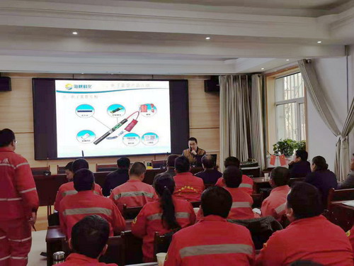 （采用）邱伟�?当好“服务员�?技术骨干在青海  海东�?为相关爆破人员为普及电子雷管相关知识_调整大小.jpg