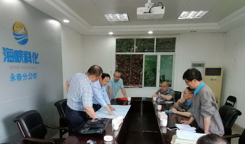 反馈会上,检查组针对存在的问题与分公司相关人员进行深入探讨,寻求解决方案。_调整大小.jpg 反馈会上,检查组针对存在的问题与分公司相关人员进行深入探讨,寻求解决方案。_调整大小.jpg