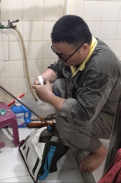 便民维修服务队小辜上门为分公司职工维修漏水水龙头_调整大小.jpg