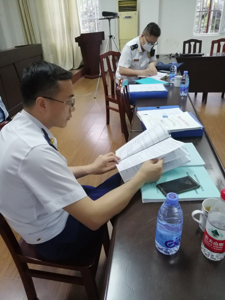 永安双华公司邓焱珍: 5�?5日下午三明消防支队领导在会议室查阅安全相关资料的现场_调整大小.jpg 永安双华公司邓焱珍: 5�?5日下午三明消防支队领导在会议室查阅安全相关资料的现场_调整大小.jpg