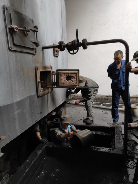 钟强光:龙岩分公司机修车间争分夺秒抢修锅炉_调整大小.jpg 钟强光:龙岩分公司机修车间争分夺秒抢修锅炉_调整大小.jpg